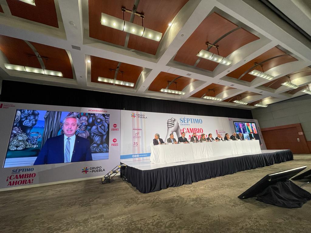 📣"Tenemos que seguir trabajando para que la justicia social impere entre nosotros" ⚖️🤝

Así lo afirmó el presidente <a href="/alferdez/">Alberto Fernández</a> durante el 7° encuentro del Grupo de Puebla, <a href="/ProgresaLatam/">Grupo de Puebla</a>, frente a más de 150 líderes de América latina, el Caribe y España.

casarosada.gob.ar/slider-princip…