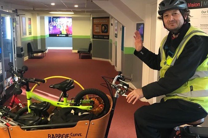 MinibikersUk's tweet photo. Doing our bit for the planet 🌎 🚲 ✅
Minibikers are going green in #Brighton 🚲👍
Cargo bike in full use 😉
#minibikers #learntocyle #cargobike #cyclecommute #cyclecoach #transport #balancebikes #bikeability #balanceability 😉🚴♀️👍 https://t.co/1lkURHtjQj