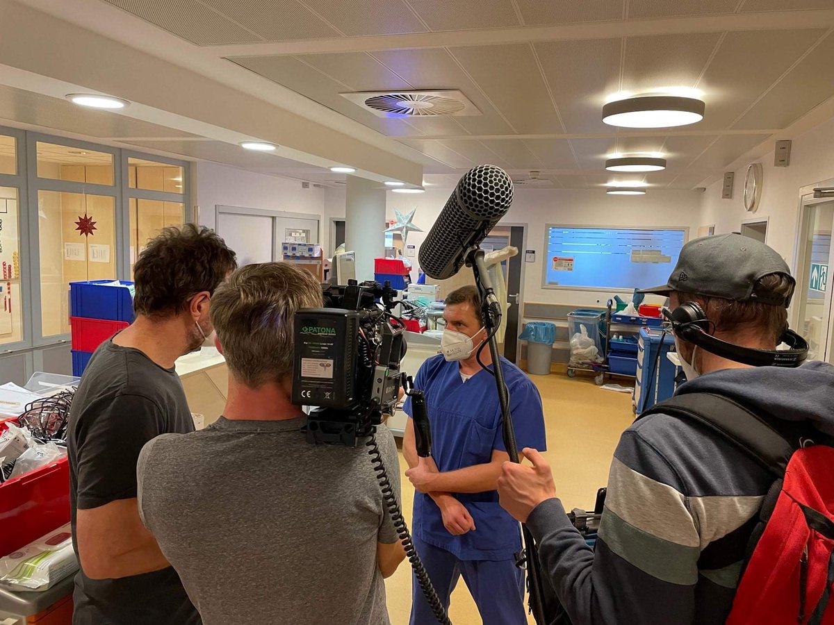 "+++Stern TV auf unserer #Intensivstation. Ausstrahlung am 1.12.2021 21.15 Uhr bei Stern TV live (RTL)+++ 
Am 1.12.2021 ist Ausstrahlung bei Stern TV (RTL) in einer Sondersendung ab 21.15 Uhr geplant. Zugeschaltet wird unsere med. Vorständin, Dr. Stehle."(#Klinikum  #Oldenburg)