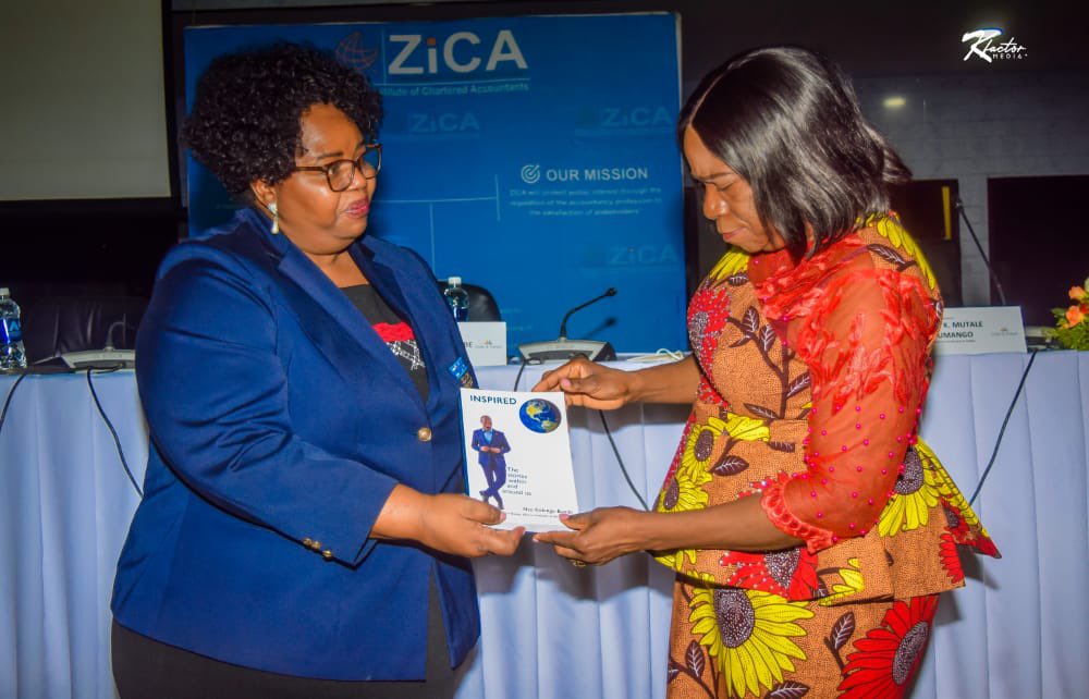 neo_kb1's tweet photo. Grateful to have been able to gift the Vice-President of Zambia🇿🇲, @NalumangoMutale, with a copy of ‘INSPIRED’ 

#INSPIRED #inspiration #inspiringpeople #inspiringplaces #inspiringevents #selfinspiration #writing #author #youngauthor #book #books #zambia #zambian #zambiatogether https://t.co/A0x27oHia1