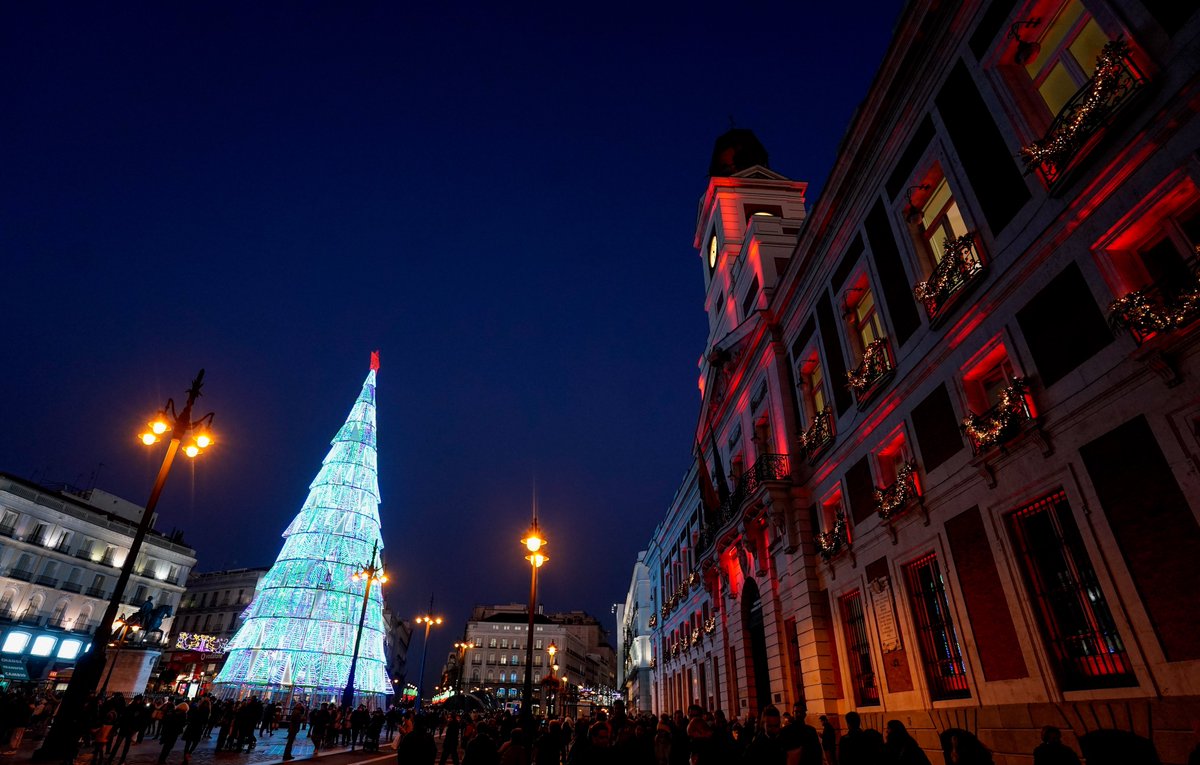 ComunidadMadrid's tweet photo. 🔴 La Comunidad de Madrid ilumina de rojo la Real Casa de Correos para conmemorar el Día Mundial de la Lucha contra el SIDA.

👉 Cada año se diagnostican alrededor de 1.000 nuevas infecciones por VIH y sigue siendo una prioridad de Salud Pública su prevención.

#DiaMundialdelSIDA https://t.co/okaTfIUlOi