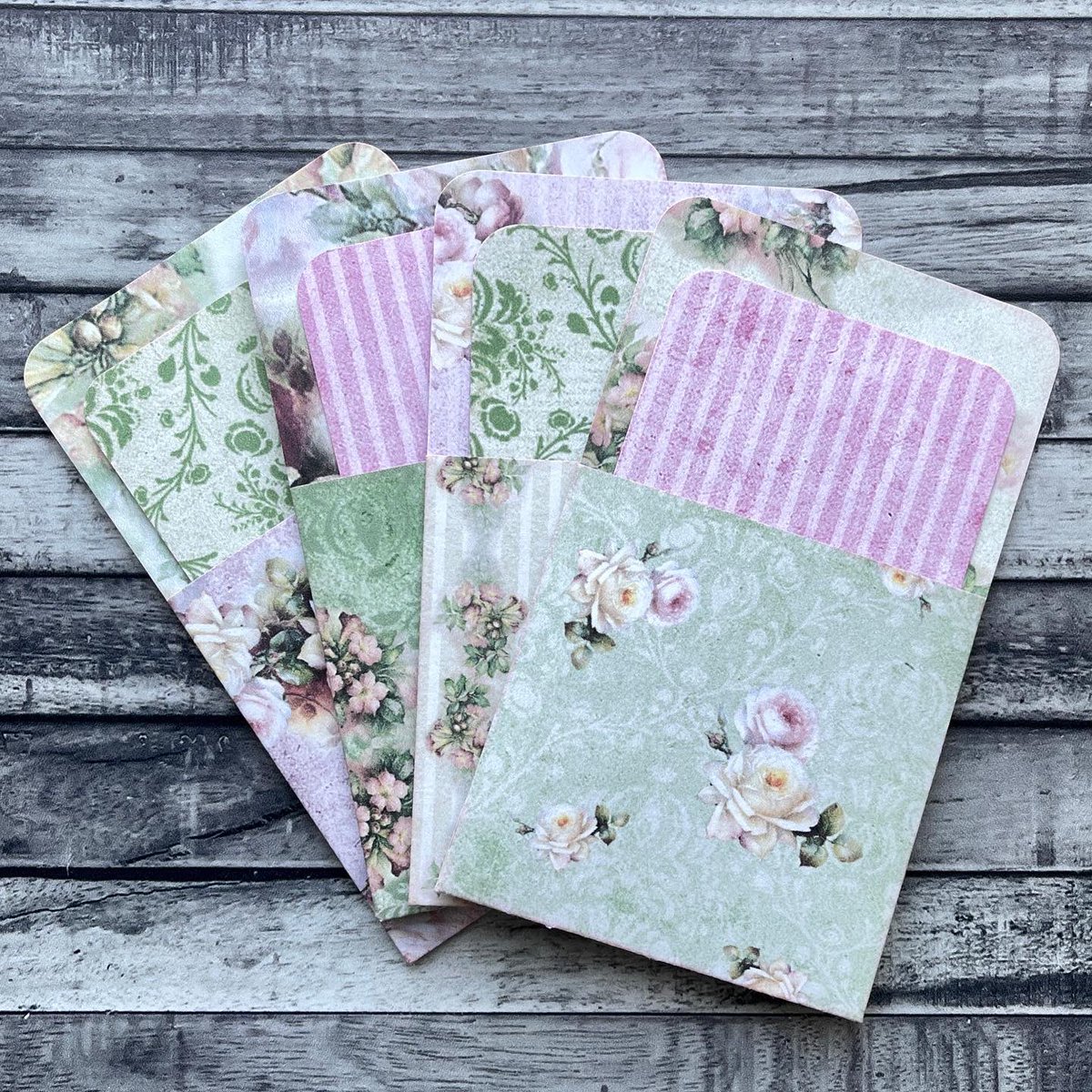 Papercutsnsuch's tweet image. Looking for stocking stuffers for your favorite journaler or book lover? #librarypockets