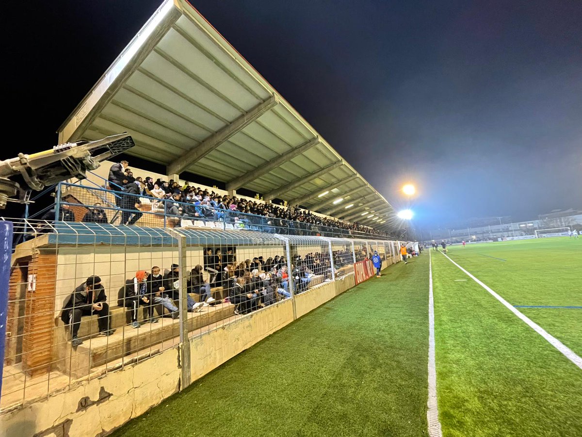 Gol_Cat's tweet photo. IM - PRESSIONANT. Mai hem vist (ni hem viscut) un partit de futbol amb aquest ambient. 4.500 aficionats al Municipal de Mollerussa. 

#futbolcat #CopadelRey #Mollerussa #ElPartitGolCat https://t.co/x5UMmvUY4Q