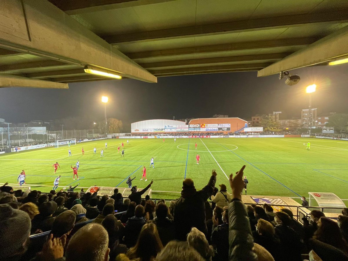 Gol_Cat's tweet photo. IM - PRESSIONANT. Mai hem vist (ni hem viscut) un partit de futbol amb aquest ambient. 4.500 aficionats al Municipal de Mollerussa. 

#futbolcat #CopadelRey #Mollerussa #ElPartitGolCat https://t.co/x5UMmvUY4Q