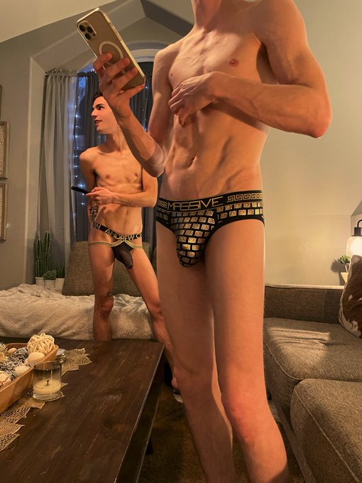 Guess who we&rsquo;ve been fucking all week 🤤 https://t.co/Z7fBHd8ogH