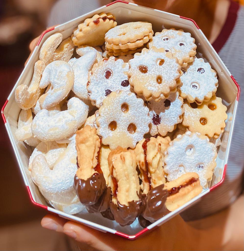 Mona’s👩🏽‍🍳#homemade traditional #Austrian 🇦🇹 Christmas🎄biscuits 🍪 are back in town from this Friday, 🎉🙌🏼😋Limited #Christmas biscuit bags will be available to buy, be quick to get yours 🎁 #vanillakipferl #linzerkipferl #linzeraugen #linzerstreifen #kokosbusserl #schokobusserl