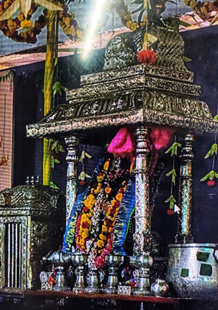 Gurudev's tweet photo. The pontiff and deity of Tamil Nadu’s Dharmapuram Math last visited Karnataka in the 10th century. Records show they were welcomed with 10 elephants by the Kings of this region. Today, after over a millennium, they once again entered Karnataka by visiting our @BangaloreAshram. https://t.co/Hrgi3N13LP