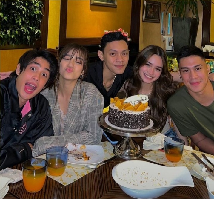 laxangelito's tweet photo. Omg! Kasama din pala nila si gello aaaaaaaaaa best peeps 🥺🤍

#BelleMariano #DonBelle
#DonnyPangilinan #DONBELLEmpire https://t.co/ZS1TGlFVMu