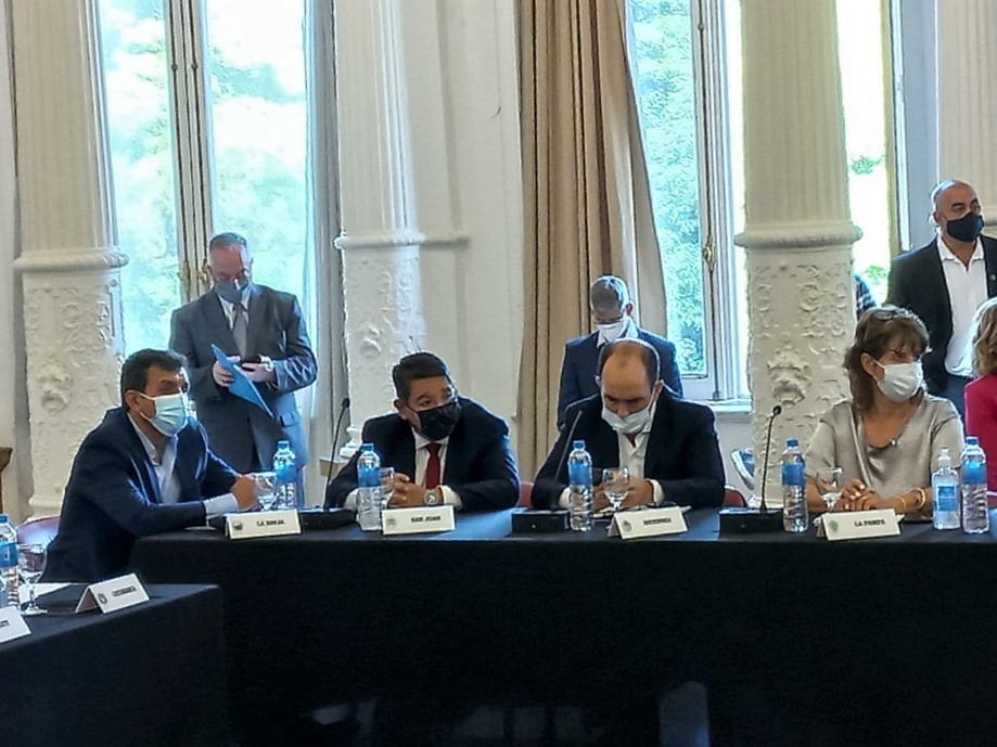 F_delosRios's tweet photo. En el día de hoy participé de la 113 Asamblea del Consejo Federal, junto a mis pares provinciales de las 24 jurisdicciones, encabezada por el titular de la cartera educativa nacional, @jaimeperczyk. https://t.co/Cv4oZkU0MY