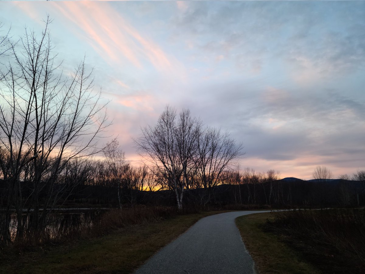 nikgregory's tweet photo. Bethel Maine sunset https://t.co/NRDEDbkVwc