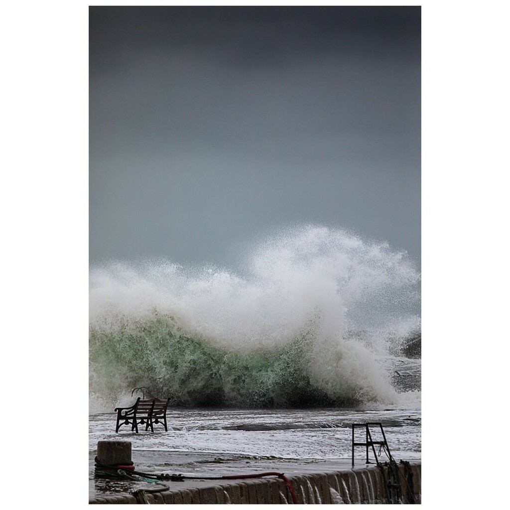 AndrewWatchorn's tweet photo. Rogue 1 - Bullock Harbour, Dalkey, Ireland.
One of a series of images I took in January 2020. I find the terrible beauty of our coastal storms absolutely captivating which is why I can usually be found hunched down behind a rock with camera in hand tryin… https://t.co/Jq4EiRWXeG https://t.co/xmoLdnYzux