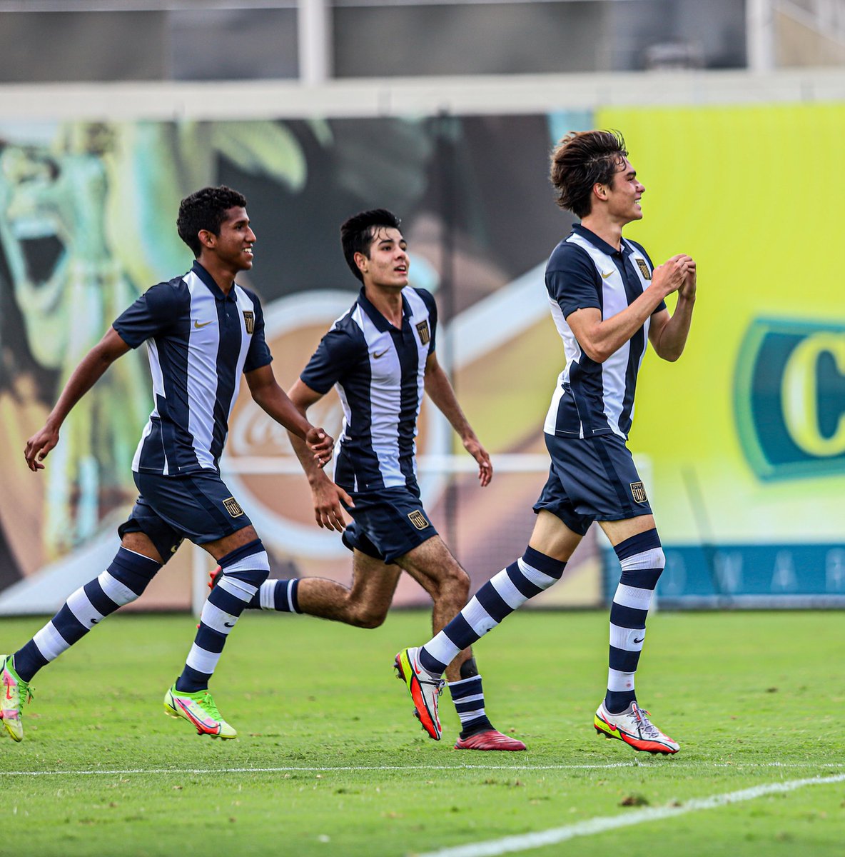 RenatoRedhead2's tweet photo. Gran año de Alianza Lima como institución deportiva (2021):

- Campeón Liga 1 Betsson 🥇
- Campeón Liga FPF Femenina🥇(histórica copa libertadores)
- Campeón Súper Liga de Esports 🥇
- Subcampeón Copa Generación Sub18 🥈
- Subcampeón nacional de voley (2020/21)🥈 https://t.co/uP7hgcRZWK