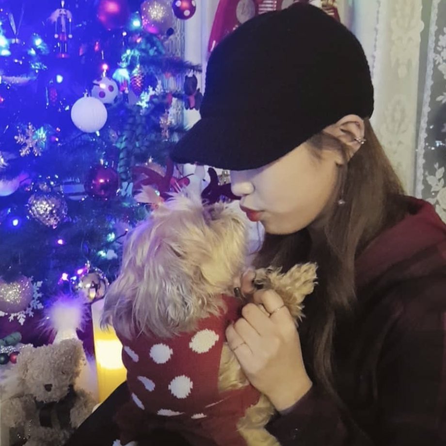 반려 동물과 함께하는 사람으로서 정말 어떤 마음일지… 언니, 방실이는 언니와 함께여서 너무 행복할 거야. 하늘을 바라보자. 하늘을 보면 결국 우린 같은 곳을 바라보고 있는 거니까, 만나게 될 거야. 방실이 예쁜 삶 살아오느라 수고했어 🙏🏻 더 넓고 깨끗한 곳에서, 더 많이 산책하며 놀자!
