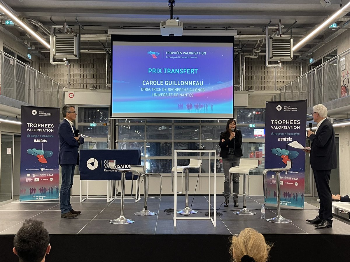 OuestValo's tweet photo. [Live] Trophées Valorisation du campus d’innovation Nantais 🏆
 
Prix Transfert remis à Carole Guillonneau @CNRS_dr17 par Franck Grimaud @valnevaSE @Pole_ABT ✨
 
@Halle6Ouest @CNRS @XDebontride @Univnantes @ReseauSATT https://t.co/N6fRuHTPl5