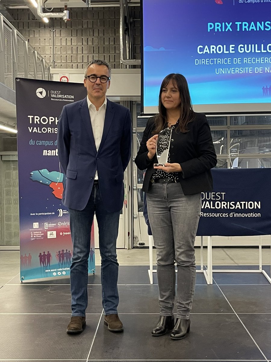 OuestValo's tweet photo. [Live] Trophées Valorisation du campus d’innovation Nantais 🏆
 
Prix Transfert remis à Carole Guillonneau @CNRS_dr17 par Franck Grimaud @valnevaSE @Pole_ABT ✨
 
@Halle6Ouest @CNRS @XDebontride @Univnantes @ReseauSATT https://t.co/N6fRuHTPl5