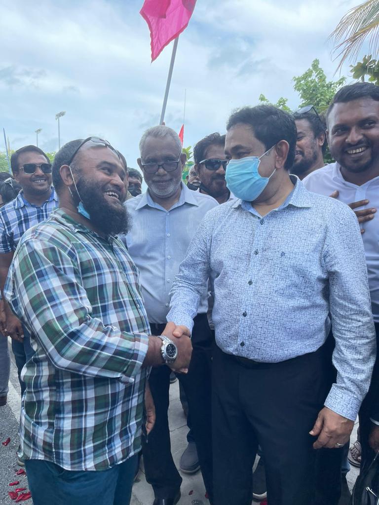 HusseinSharyf's tweet photo. ރައިސް ޔާމީނާ އަލަށް ބައަދަލުވި ވަގުތުވެސް ރައިސް ޔާމީންގެ ނުގުޑާފަދަ އަޒްމާއި، ހިތްވަރު ގަދަކަން ފެނިފަ މީފިސާރި ވަރުގަދަ ލީޑަރެއްކަން ޘާބިތު ކޮއްދީފި! ސިޔާސީ މައިދާނުގަ ރަޢިސް ޔާމީނަކީ ޑީލަރެއްނޫން، ލީޑަރެއް! 👊🇲🇻❤
#TeamHulhumale
#RY23 https://t.co/EnI2jXHYss