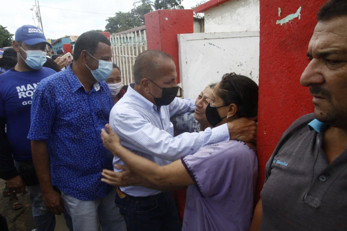 UntSomos's tweet photo. Mirar hacia el futuro siempre ha sido la premisa principal de @manuelrosalesg en su defensa por el Zulia y llevar a nuestra región al sitial del que nunca debió bajar para atender y buscar soluciones a los principales problemas del estado #ElZuliaExigeLoSuyo https://t.co/PHLWas1Z5q