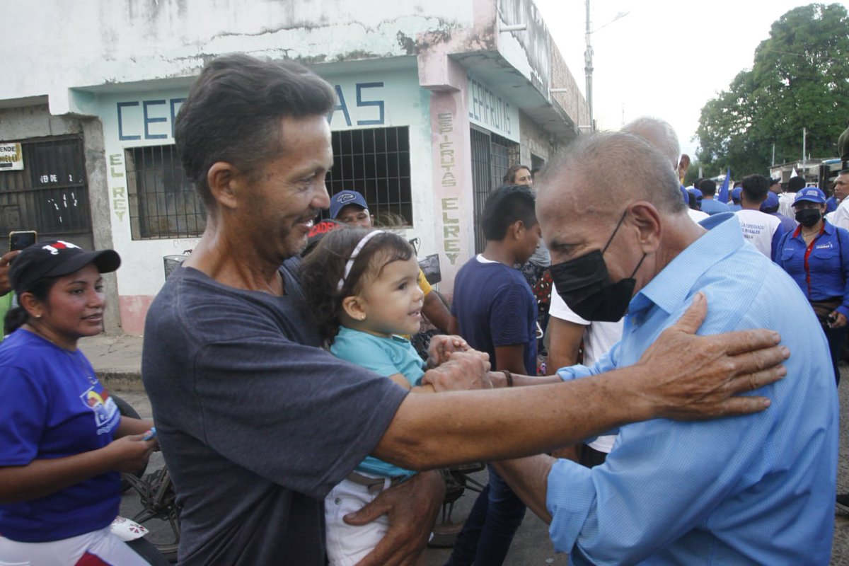 Mirar hacia el futuro siempre ha sido la premisa principal de <a href="/manuelrosalesg/">Manuel Rosales</a> en su defensa por el Zulia y llevar a nuestra región al sitial del que nunca debió bajar para atender y buscar soluciones a los principales problemas del estado #ElZuliaExigeLoSuyo