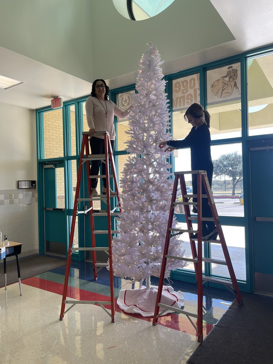 MsTankersley's tweet photo. @VogelESISD is feeling so festive thanks to these elves! https://t.co/WpKpdhjJAH