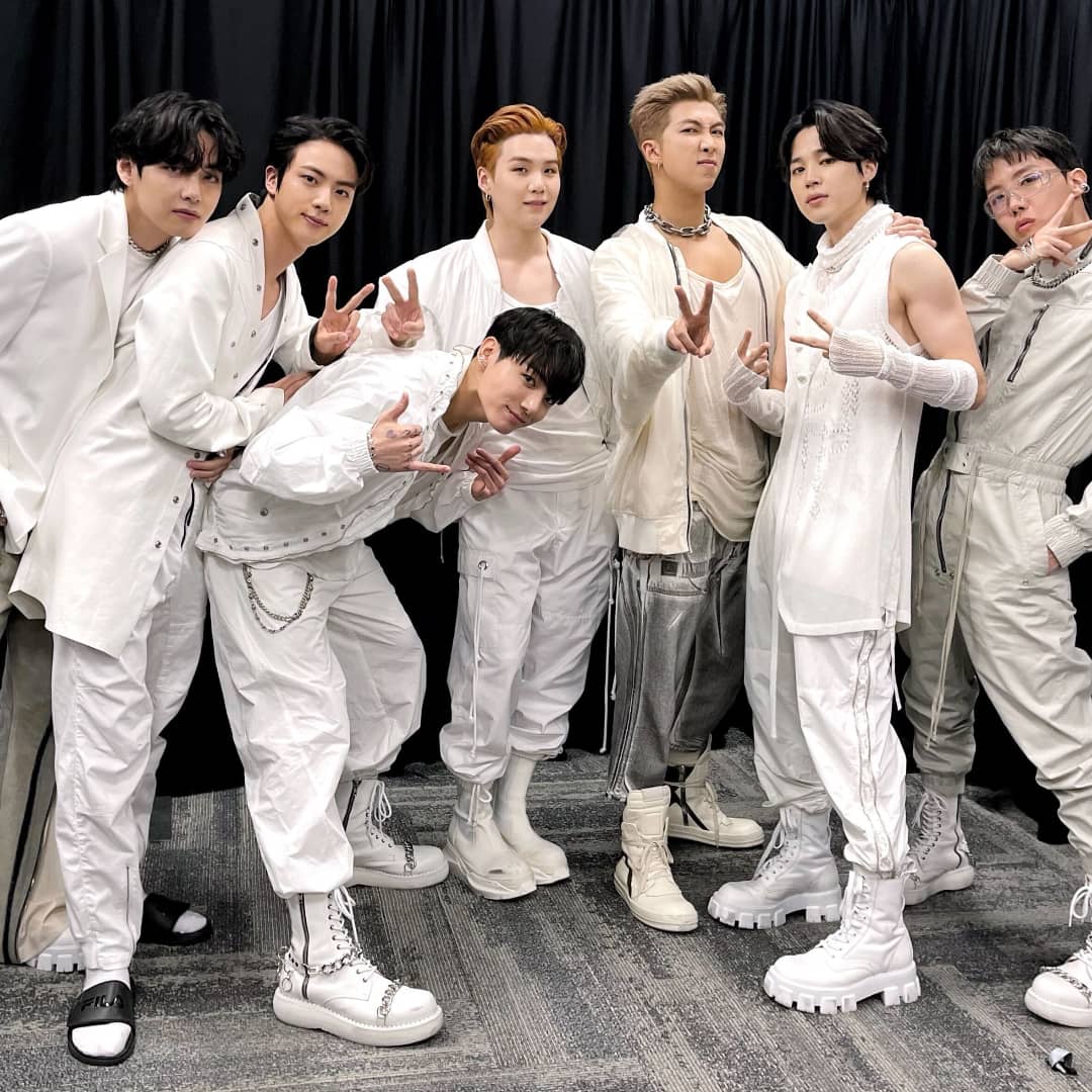 lanovia_jk's tweet photo. #BTSenPeru2022 necesitamos a los tannies aquí 😭🇵🇪💜❤ https://t.co/gjARCyhqn2