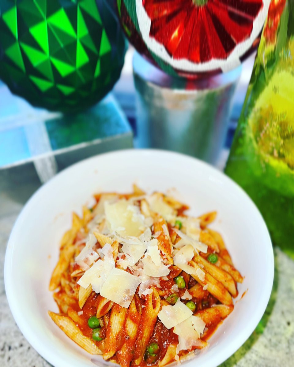 FreddiesOn31st's tweet photo. tis the season of feasting which means itβs the perfect time to try our newest pasta dish β’ Nanaβs Gravy β’ penne bolognese with peas and shaved parmesan π #Mangia #ChicagoItalian #ChicagoFood #ChicagoFoodandDrink #ChicagoStyle #ChicagoStyleGrub #ChicagoPasta https://t.co/IJfgw5ioBK