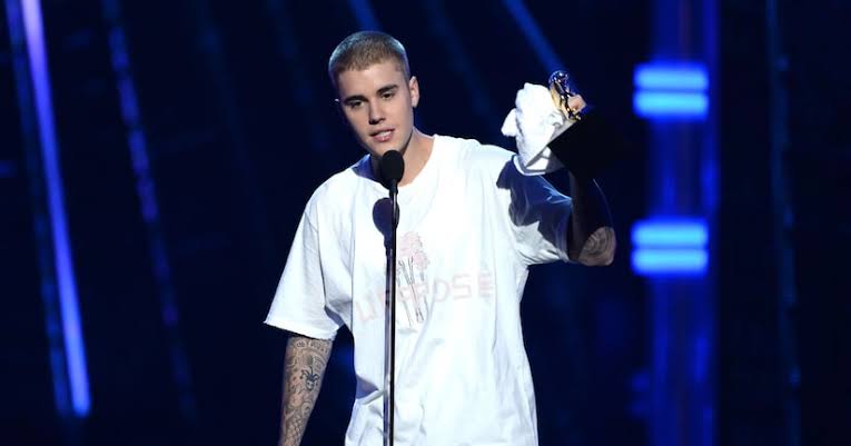 OfficialJBVotes's tweet photo. #BBAMAs @justinbieber https://t.co/UEBCCgv21G