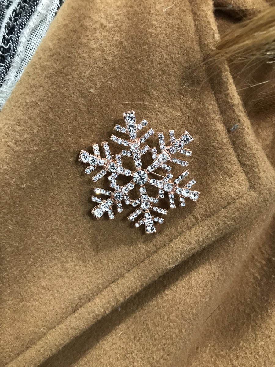 Impress_Gifts's tweet photo. Customer share: She treated herself to a new #brooch for her coat ❄ Only two left.
#CustomerShare #HappyCustomer #snowflakes #SnowflakeBrooch #ComeOnIn #AlwaysAffordable #PortCredit #Mississauga #ShopLocal #bling #BlingBling https://t.co/JejFqsbT4s