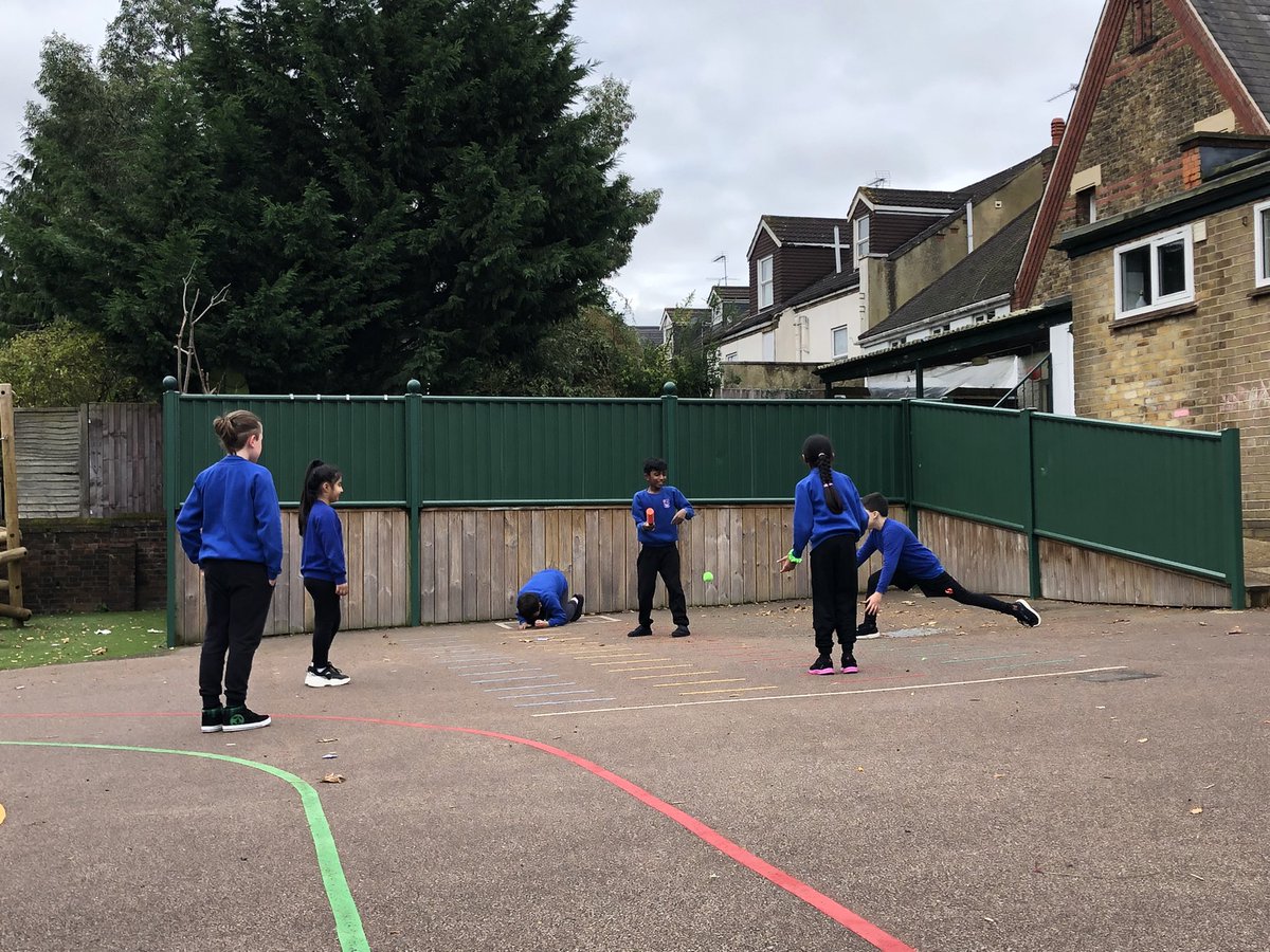 MrPerulero's tweet photo. After practicing throwing and catching. Today we took a step further and began with small groups of rounders. We looked at fielders and battering. It was fantastic to see so much enthusiasm! @MrJamesMarks @Centralprimary @boardman_ms @Miss_Stamatiou https://t.co/Y5Yamqe4Yv