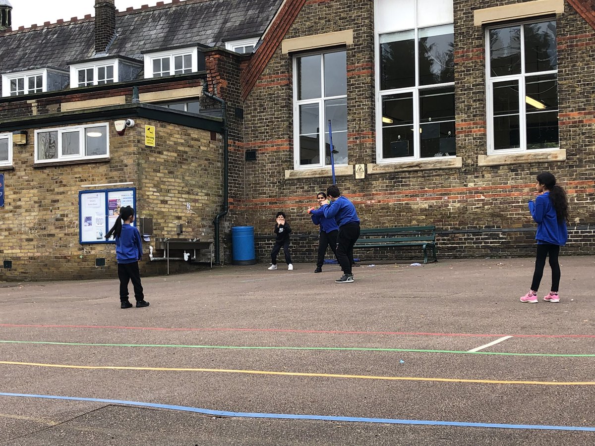 MrPerulero's tweet photo. After practicing throwing and catching. Today we took a step further and began with small groups of rounders. We looked at fielders and battering. It was fantastic to see so much enthusiasm! @MrJamesMarks @Centralprimary @boardman_ms @Miss_Stamatiou https://t.co/Y5Yamqe4Yv