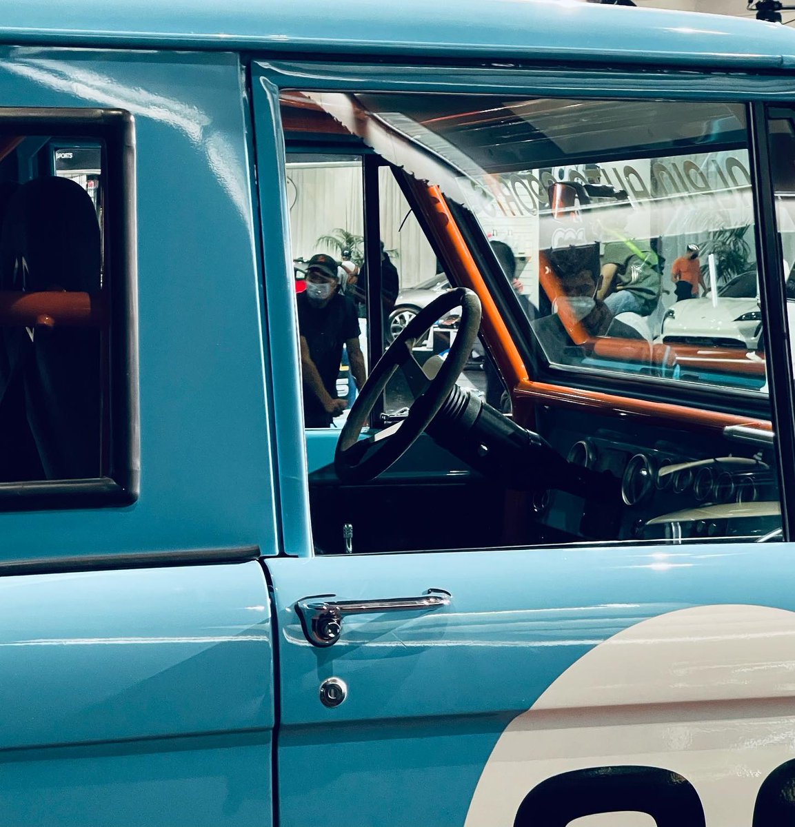 galpinautosport's tweet photo. Our classic Bronco was a fan favorite at this years LA Auto Show!

Did you catch the Galpin Hall of Customs?!

📷 @thegirlinlosangeles

#galpinautosports #galpin #galpinford #bronco #gulfbronco #classicbronco #fordbronco #laas #hallofcustoms #classiccars #fordperformance https://t.co/WiMhxdUMJX