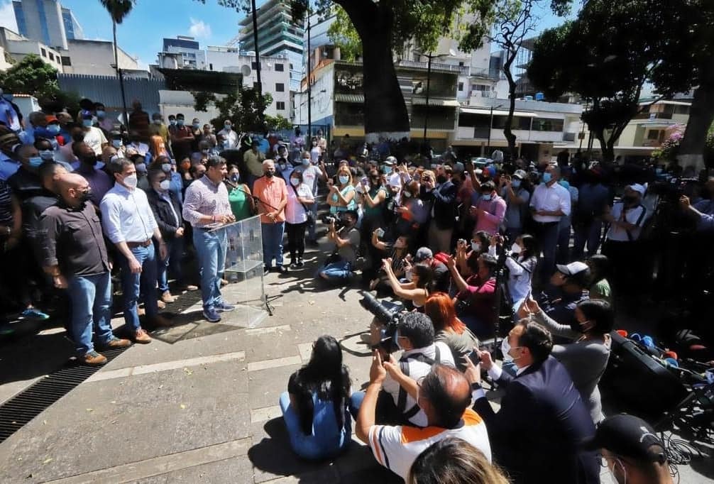 El pueblo de #Barinas votó el pasado #21Nov por el cambio y el renacer de la entidad. 

Exigimos garantías ante la violación al derecho de los ciudadanos a la libre elección de sus gobernantes.

Seguimos en pie de lucha en función de devolverle al pueblo el bienestar y progreso.
