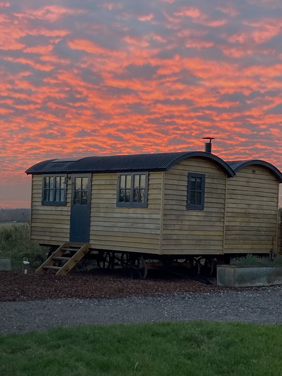 BellwetherKent's tweet photo. Unrivalled #sunset @BellwetherKent come and enjoy a quiet weekend on our farm this winter. #shepherdshut #holiday #getaway #logfire #cider #farmer #Entrepreneur https://t.co/wKfAlget1Z