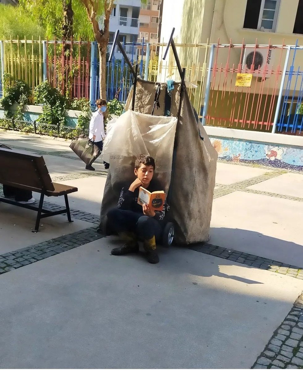 Ne diyordu değirmenci dayı; 
Bu nasıl çark ulan! 
Buğday bizim, ezilen biziz. 
Un olan biz, aç kalan biziz. 
Kim ulan bu doymak bilmeyen soysuz?!