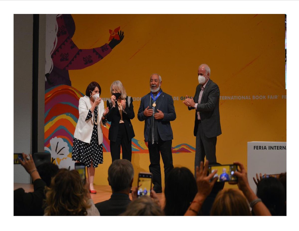 EmbaMexCuba's tweet photo. La @EmbaMexCuba felicita al escritor cubano Leonardo Padura a quien este domingo se le otorgó la medalla Carlos Fuentes, en el marco de la Feria Internacional del Libro de Guadalajara (FIL), en México.

Merecido reconocimiento! https://t.co/S1X9tNN7rB