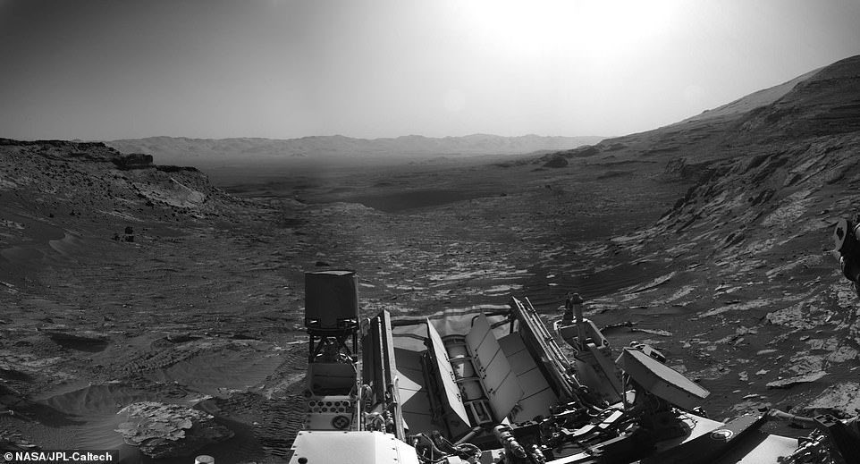 TheNorskaPaul's tweet photo. #NASA #CuriosityRover sends back a 'picture postcard' from #Mars 10 years after it was launched 😳 of the Martian landscape from the side of #MountSharp
These were combined and had colour added to them to produce the rare composite image, NASA revealed. Like wow 😳😍 https://t.co/KXJ85p8LXZ