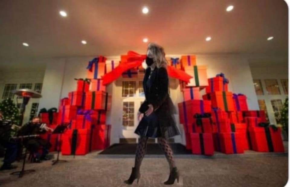 Sassychickie's tweet photo. Elegence...Vs...Garbage. https://t.co/m5e5aIMEZe