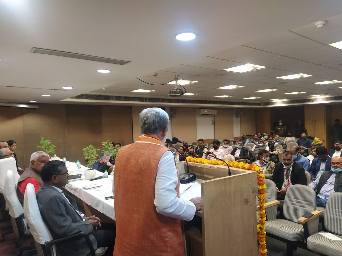 AshwiniKChoubey's tweet photo. आज दिल्ली में संसदीय क्षेत्र बक्सर नियाज़ीपुर निवासी श्रद्धेय स्व. ललन पाठक जी की जीवनी पर डॉ नम्रता शुक्ला जी द्वारा लिखित "Barefoot to Boardroom-Rise of Bihar Boy"व पूर्व प्राध्यापक आईआईटी धनबाद डॉ प्रमोद पाठक जी द्वारा लिखित Perspectives on Ethics पुस्तक का लोकार्पण किया।(1/2) https://t.co/Sgu8V0Xmrh