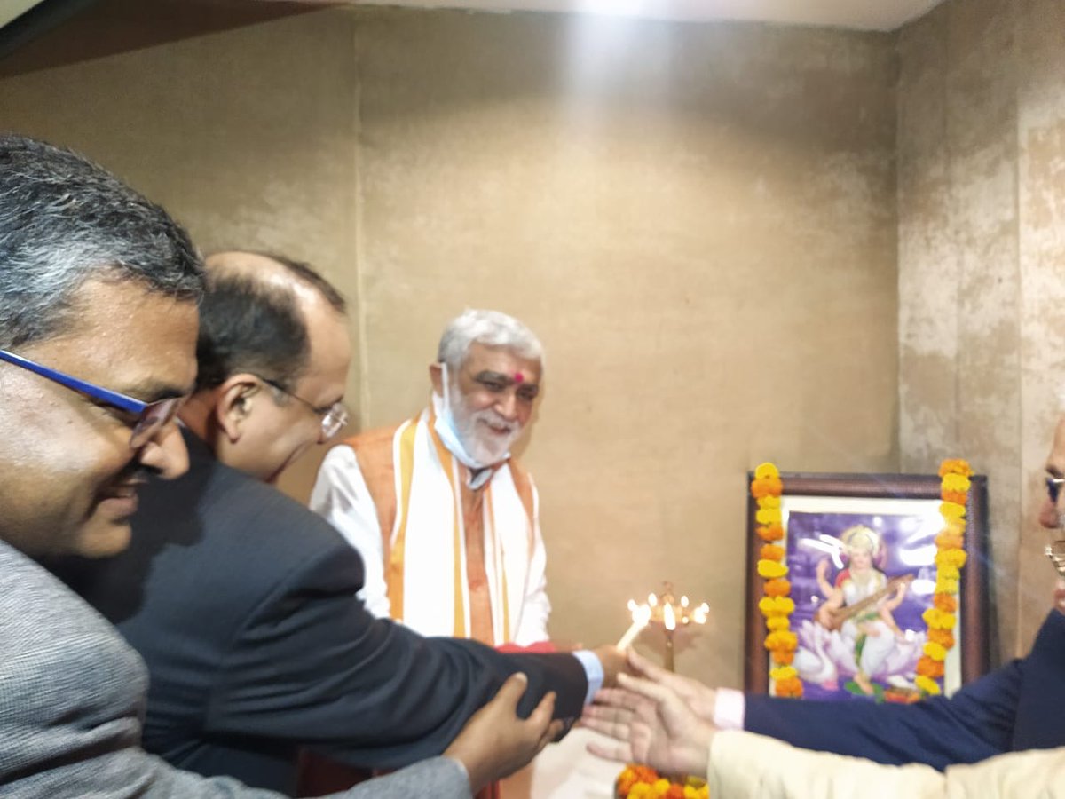 AshwiniKChoubey's tweet photo. आज दिल्ली में संसदीय क्षेत्र बक्सर नियाज़ीपुर निवासी श्रद्धेय स्व. ललन पाठक जी की जीवनी पर डॉ नम्रता शुक्ला जी द्वारा लिखित "Barefoot to Boardroom-Rise of Bihar Boy"व पूर्व प्राध्यापक आईआईटी धनबाद डॉ प्रमोद पाठक जी द्वारा लिखित Perspectives on Ethics पुस्तक का लोकार्पण किया।(1/2) https://t.co/Sgu8V0Xmrh