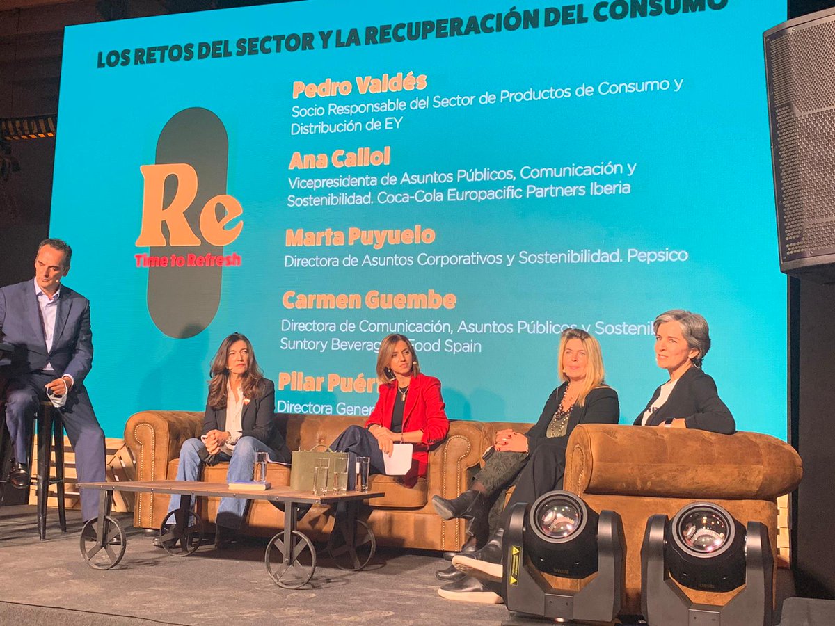 CocaColaEP_es's tweet photo. Estamos en la asamblea de @unrefresco,  #TimeToRefreshAnfabra.

@AnaCallol, nuestra VP de Public Affairs, Comunicación y Sostenibilidad, participa en ella, debatiendo sobre los retos a los que nos enfrentamos en sector de las bebidas. https://t.co/adUWkPg9jQ