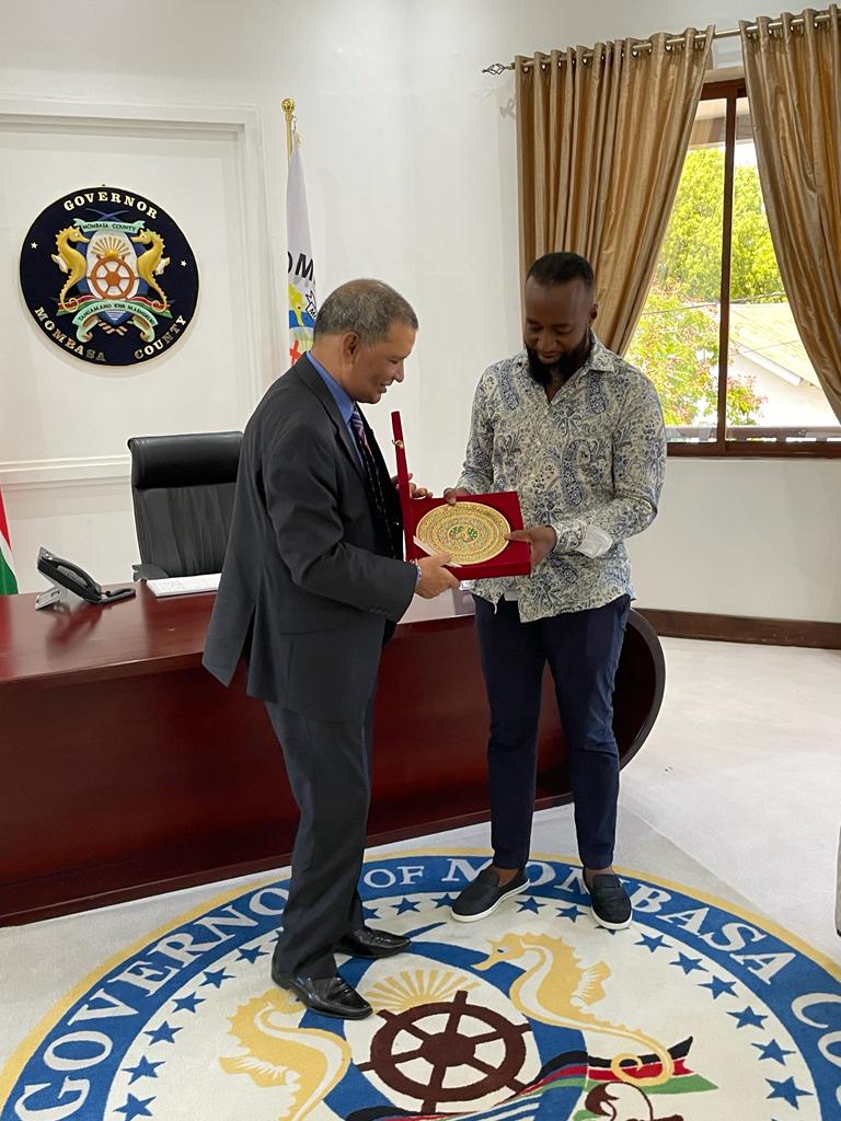 Mombasa enjoys a special place in the traditionally strong 🇮🇳🇰🇪 friendship.
HC Dr.Virander Paul warmly received today by Governor H.E. Hassan Ali Joho <a href="/HassanAliJoho/">Hassan Ali Joho, EGH.</a> ; discussed potential of enhanced engagement in economic &amp; health areas, &amp; India@75 celebratory events in Mombasa.
