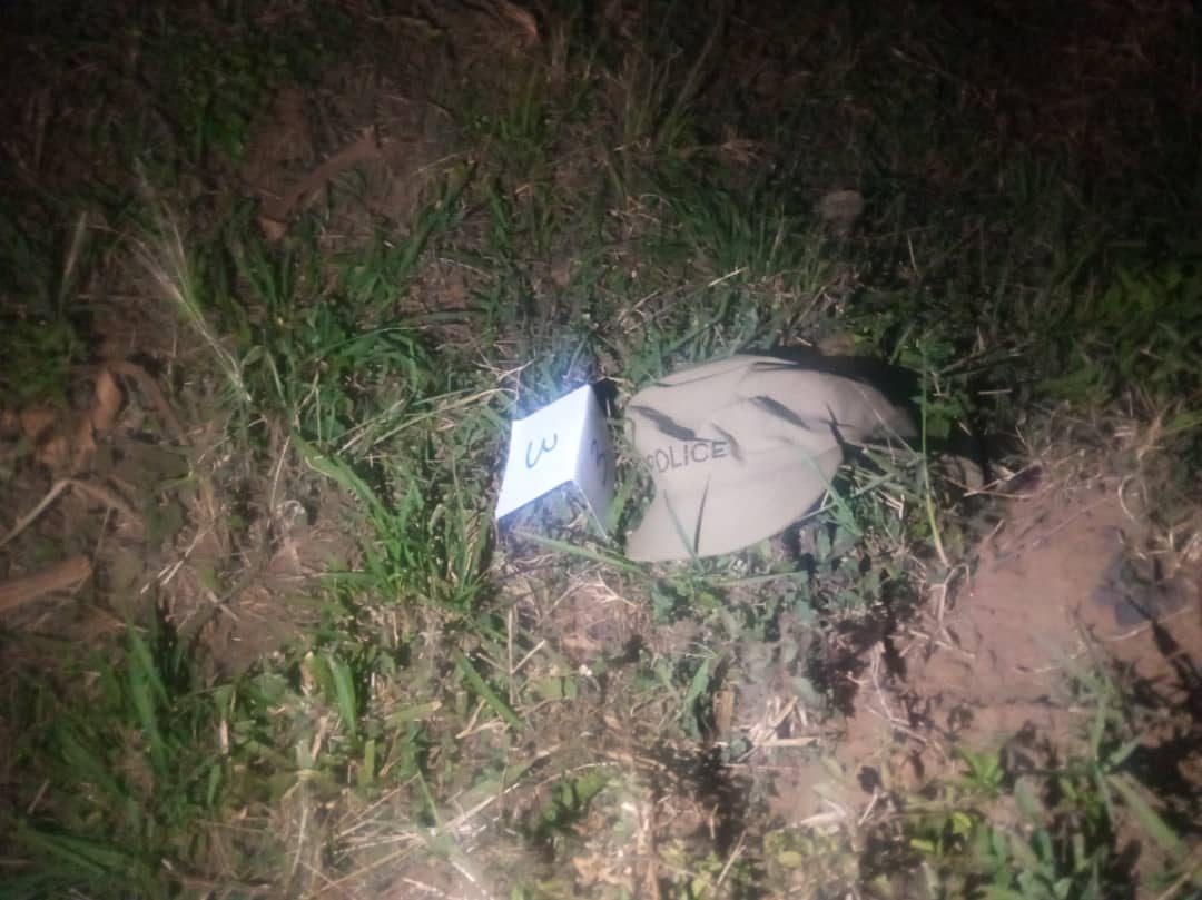 Fireliglntfi's tweet photo. JUST IN: Unknown gunmen have shot and killed a police officer, and his gun taken. 

The incident happened at Soroti Senior Quarters near Hon. Justice Ajiji Alex Mackay's residence. Police have cordoned off the area as investigations kick-off.

@Eddy_Enuru 

#NBSUpdates https://t.co/vbldf9qbhR