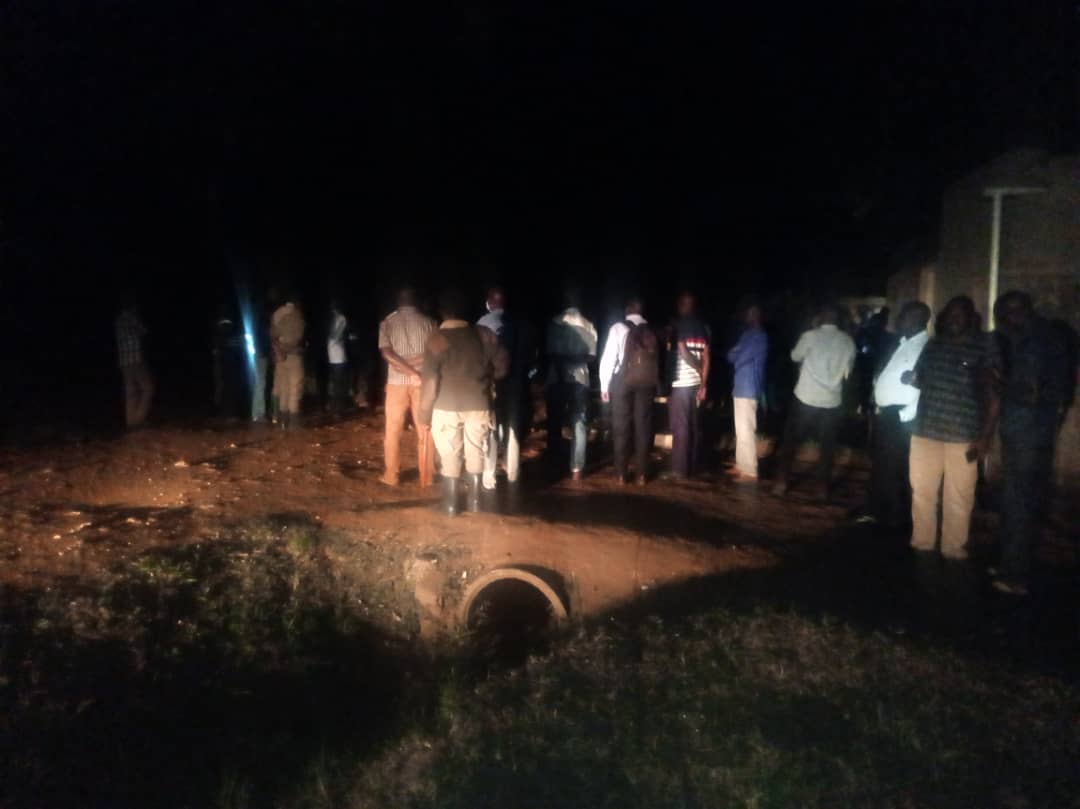 Fireliglntfi's tweet photo. JUST IN: Unknown gunmen have shot and killed a police officer, and his gun taken. 

The incident happened at Soroti Senior Quarters near Hon. Justice Ajiji Alex Mackay's residence. Police have cordoned off the area as investigations kick-off.

@Eddy_Enuru 

#NBSUpdates https://t.co/vbldf9qbhR