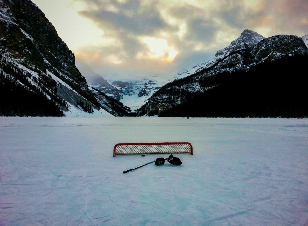 87humz's tweet photo. @TheTravelCamel @TravelAtWill A2: Nothing like some pond hockey on a frozen lake with a scenic backdrop! #TRLT https://t.co/43tdcMOrKK