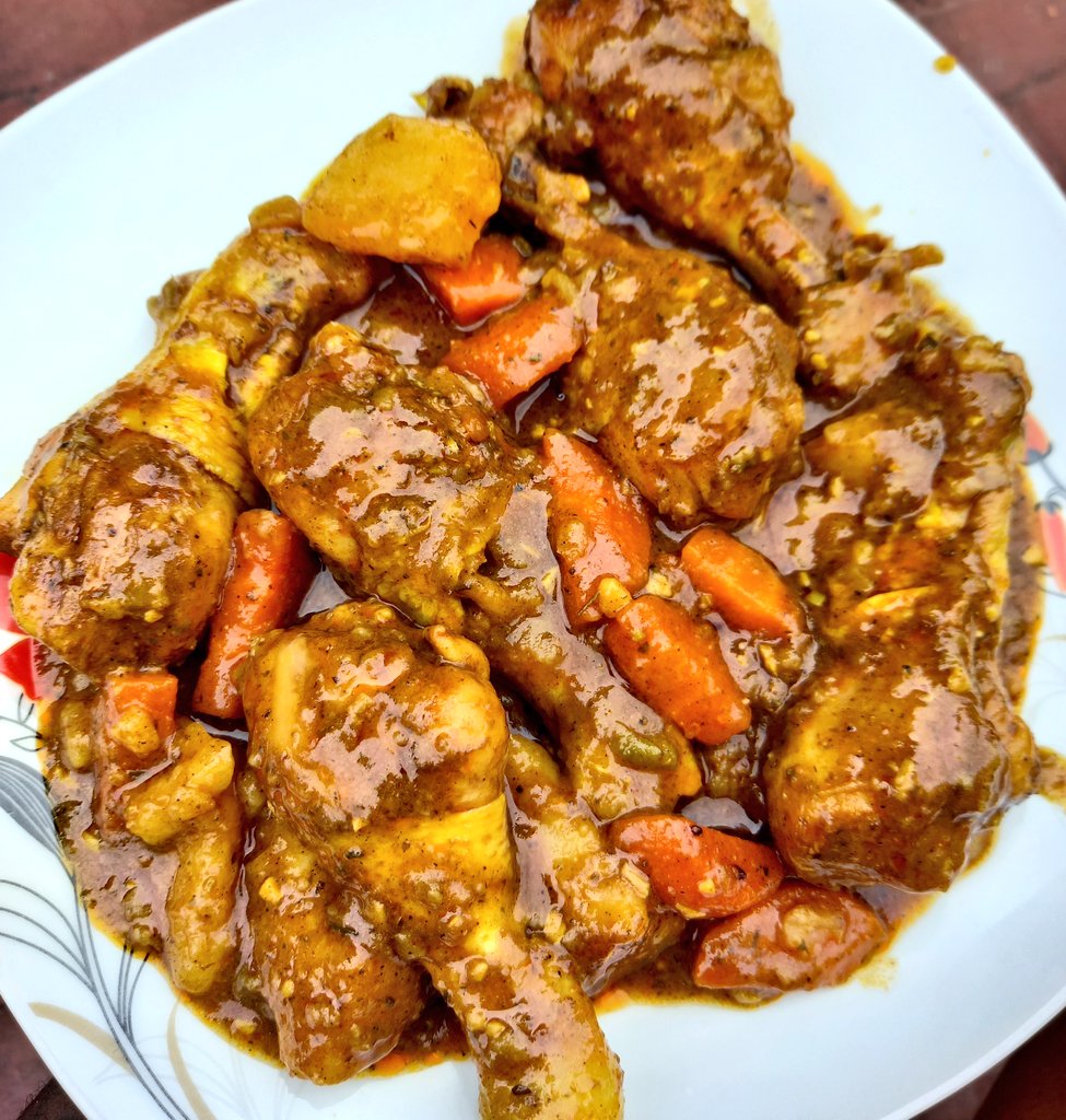 TboyMP's tweet photo. Chicken stew it is 🤌😍 Majita let's learn to cook #KitchenForeplay https://t.co/isFTYfNbno