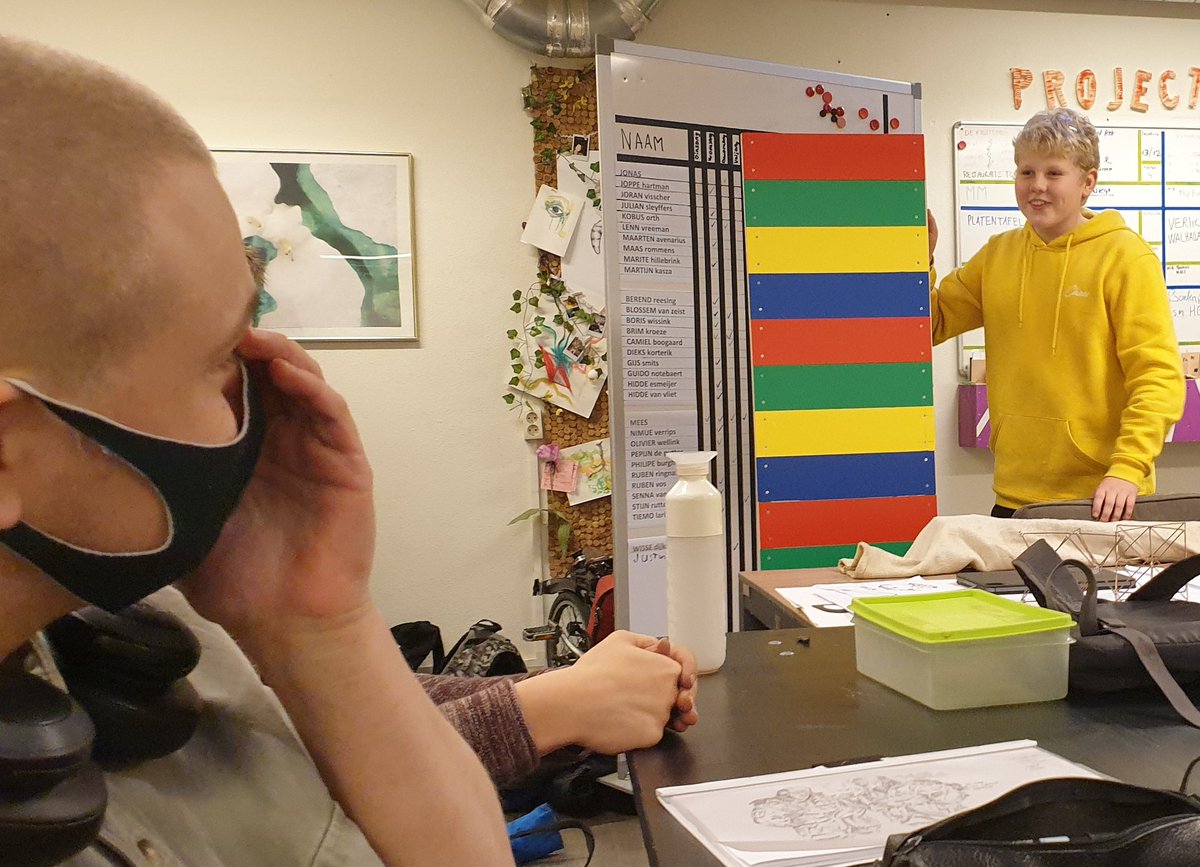 Als <a href="/kunststofshop/">MarcoZ</a> je sponsort en er loopt een jongen rond die #hoogbegaafd is en op school te weinig leert en hier een kast wil maken van kunststof, #hout en recycle #plexiglas, dan...

Precies.

Koen, 11, met zijwand no.1.

#techniek