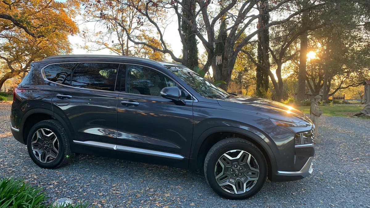drivingthenatio's tweet photo. I #love the #new #hyundai #santafe with right and left side blind spot pictures in the instrument cluster when you turn on the blinker. 30mpg heated seats and steering wheel @Hyundai @Hyundai #drivingthenation #wwcoty https://t.co/Mc6esg4Hji