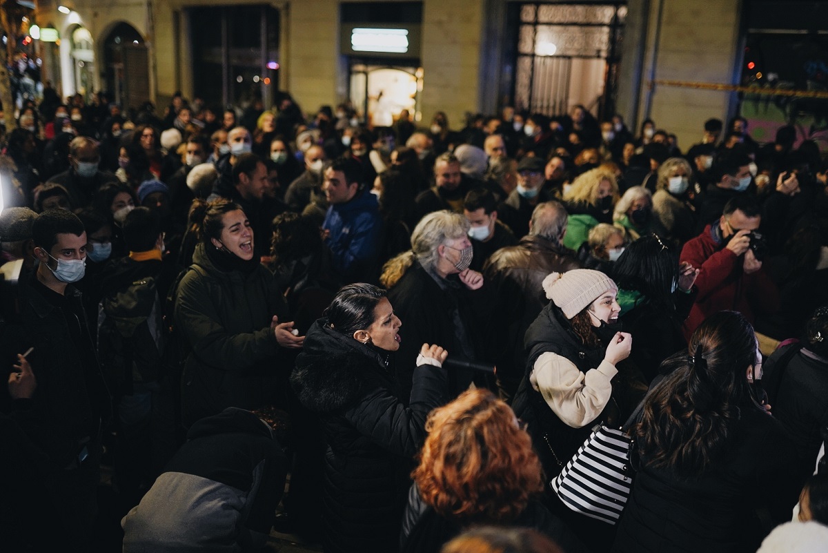 naciodigital's tweet photo. Unes 200 persones es concentren davant el local incendiat aquesta matinada a Barcelona en què ha mort una família 

📸 Fotos de @fredericesteve3 
https://t.co/rTfAJD2tK7 https://t.co/dviM3i4rCl