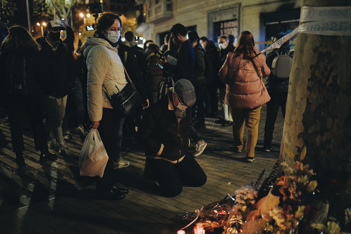 naciodigital's tweet photo. Unes 200 persones es concentren davant el local incendiat aquesta matinada a Barcelona en què ha mort una família 

📸 Fotos de @fredericesteve3 
https://t.co/rTfAJD2tK7 https://t.co/dviM3i4rCl