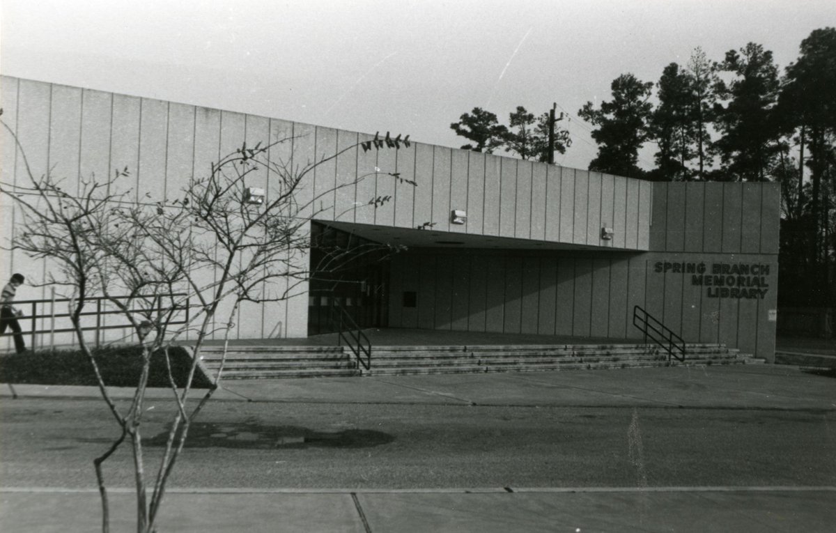 HCPLdigiarchive's tweet photo. The current @SpringBranchLib building opened in November 1975.  The design won a local architectural award in 1977.  Learn more about the branch in the new Digital Archive exhibit at https://t.co/YLDLKKsH46

#Libraries #LibraryHistory #archives #HarrisCounty #HarrisCountyHistory https://t.co/jVNYMV58CK