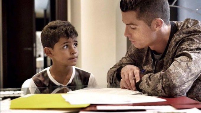 WinamaxSport's tweet photo. - Papa, on peut arrêter les devoirs ?
- Non.
- Papa, je peux faire juste une petite pause ?
- Non.
- Papa, pourquoi Messi a plus de Ballon d’Or que toi ?
- Tu as bien travaillé. Tu peux aller jouer dehors. https://t.co/4hzwdKLBT6